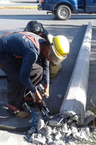 La camioneta derribó el poste de concreto el cual impidió la circulación en el bulevar. (EL SIGLO DE TORREÓN)