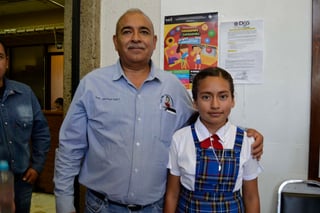Ana Laura Hinojosa Rodríguez y su maestro José Miguel Sura Talamantes fueron reconocidos por la Subsecretaría de Educación.