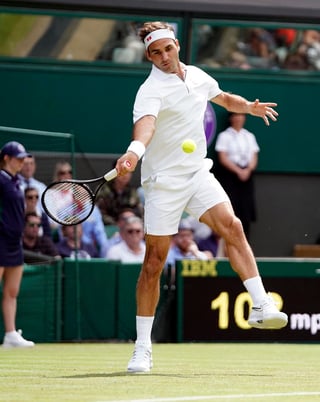 Roger Federer se recuperó tras perder el primer set y venció 3-6, 6-1, 6-2 y 6-2 a Lloyd Harris. (EFE)
