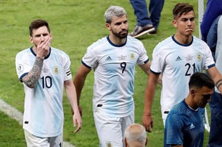 La selección de Argentina se mostró inconforme con el arbitraje. (AGENCIA)