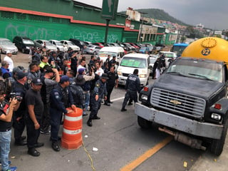 Desde esta mañana, miembros de la Policía Federal se han manifestado en la capital del país, principalmente en la base central de la corporación, ubicada en la alcaldía Iztapalapa.
(NOTIMEX)