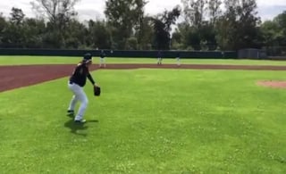 El presidente de México, amante del beisbol, presumió en redes sociales un video donde lanza la bola a segunda base.
(TWITTER)