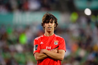 El exjugador del Benfica portugués firmó un contrato por siete años con los 'colchoneros', que pagaron 126 millones de euros. (EFE)