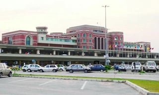 Del ataque suscitado en el aeropuerto pakistaní, dos personas también resultaron heridas. (ARCHIVO)