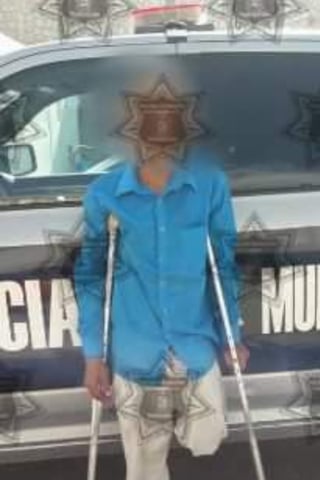 Descubren a hombre en muletas con cuatro blusas bajo la ropa que pretendía robar de una tienda del Centro de Torreón. (EL SIGLO DE TORREÓN)