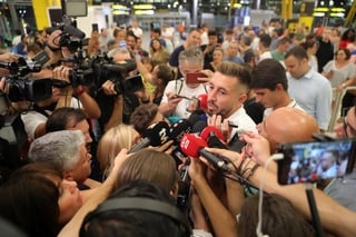 Héctor Herrera habla con los medios de comunicación en el aeropuerto de Barajas, en Madrid. (EFE)