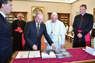 Putin agradeció a Francisco el tiempo dedicado y la conversación 'sustanciosa e interesante'. (EFE)