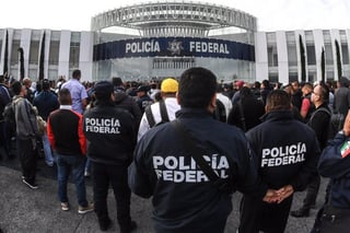 Por breves minutos, elementos y familiares de la Policía Federal, que mantienen tomadas las instalaciones del Centro de Mando en Iztapalapa, tuvieron un momento de tensión al llegar al lugar cuatro camionetas del Ejército Mexicano. (EL UNIVERSAL)