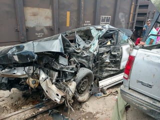 La tarde del jueves se registró un accidente en el municipio de San Pedro, cuando la conductora de un vehículo en color negro intentó ganarle el paso al tren y este término por impactarla. (EL SIGLO DE TORREÓN)