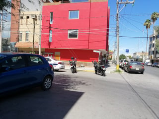 Los hechos se registraron en punto de las 17 horas en la avenida Juárez, a una calle de la Alameda. (EL SIGLO DE TORREÓN)