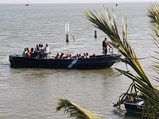 Sobrevivientes del accidente llegaron ayer a la Base Naval de Cataratas, Puerto Lempira, en el departamento llamado Gracias a Dios, en Honduras. (EFE)