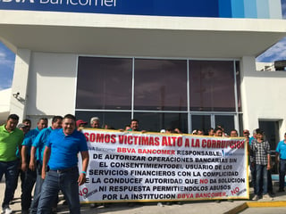 Los transportistas se manifestaron en el bulevar Miguel Alemán, en el exterior de la institución bancaria. (EL SIGLO DE TORREÓN)
