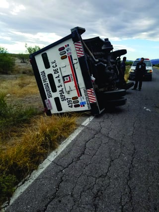 Camioneta de valores termina volcada sobre la carretera a Viesca; no se reportaron lesionados. (EL SIGLO DE TORREÓN)