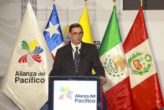 El presidente de la Sociedad de Comercio Exterior de Perú (COMEX), Alfonso Bustamante, habla este jueves durante la ceremonia de apertura de la Cumbre Empresarial de la Alianza del Pacífico, en Lima. (ARCHIVO)