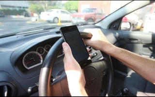 Legislador pide a los 38 Ayuntamientos que incluyan sanciones económicas a quienes usen el celular al conducir.