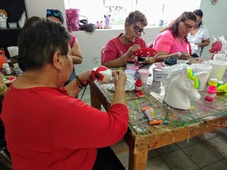 Al taller de cerámica impartido por el Gobierno municipal acudieron personas discapacitadas y personas de la tercera edad.