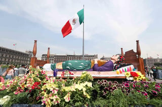 Con una escultura gigante y motivos florales en el día en que se cumplen 112 años del nacimiento de la artista mexicana más célebre. (EL UNIVERSAL)