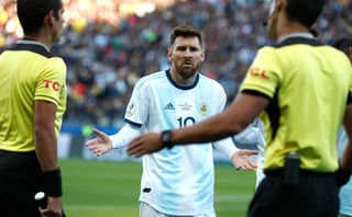 Lionel Messi fue expulsado en el primer tiempo del partido por el tercer lugar de la Copa América. (AP)