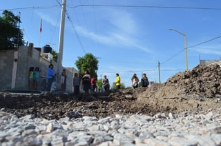 Vecinos exigen obras de calidad. La Dirección de Obras Públicas explica que han tenido complicaciones al arreglar el drenaje. (DIANA GONZÁLEZ)