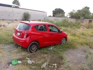 El vehículo fue localizado por elementos de la Policía Municipal de Lerdo en un terreno baldío ubicado sobre el periférico. (EL SIGLO DE TORREÓN)