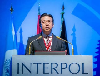 Grace Meng, esposa del ex presidente de Interpol, Meng Hongwei (imagen), quien es procesado en China por corrupción, presentó una demanda contra la agencia policial ante la Corte Permanente de Arbitraje de La Haya. (ARCHIVO)