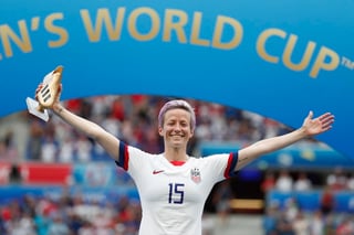 La estadounidense Megan Rapinoe, elegida la mejor jugadora del Mundial de fútbol femenino de Francia 2019, pidió que se aproveche el eco del campeonato para llevar a la mujer deportista 'al siguiente nivel'. (EFE)
