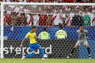 El delantero del Gremio Everton marcó a los 14 minutos el gol que tiene a Brasil ganando por 1-0 a Perú la final de la Copa América y de paso se perfila como máximo goleador del torneo, ahora con tres dianas. (EFE)