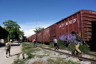 Los migrantes fueron interceptados en un camión de carga. (ARCHIVO)