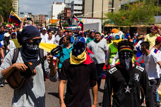 Simpatizantes opositores participan en una marcha convocada por el presidente de la Asamblea Nacional de Venezuela, Juan Guaidó. (EL UNIVERSAL)