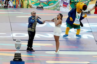 Espectáculo. Anitta y Pedro Capó se presentaron en la clausura de la Copa América antes del partido final entre Brasil-Perú. (EFE)