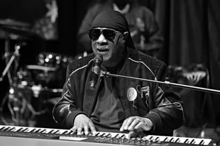 Salud. Durante un concierto en Londres, Stevie Wonder anuncia que le harán un trasplante de riñón; dice que está bien. (AP)