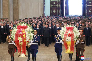Kim visitó el Palacio del Sol de Kumsusan, donde reposan los restos embalsamados de su abuelo y su padre, Kim Jong-il, fallecido en 2011. (EFE)