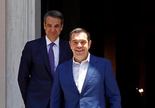 En sus primeras declaraciones a la prensa como primer ministro, Mitsotakis dijo que el pueblo griego le ha dado el mandato de cambiar a Grecia. (EFE)