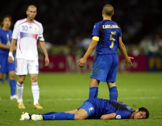 Todas las miradas se centraron en el francés y el italiano que estaba en el suelo tras recibir el golpe en el pecho, luego de intercambiar algunas palabras tras una jugada en el área 'azzurri'. (ARCHIVO)