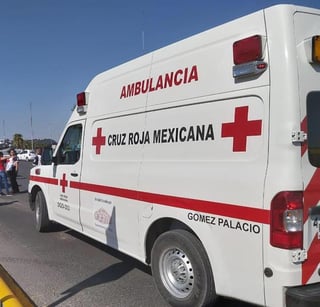 Paramédicos de la Cruz Roja arribaron al lugar del accidente para atender al joven motociclista que resultó lesionado. (EL SIGLO DE TORREÓN)