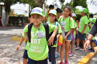 Decenas de niños estuvieron presentes en la ceremonia de inauguración, para luego dar paso a las actividades recreativas. (Ernesto Camacho)