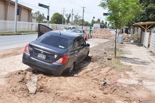 La tierra se humedeció y provocó que un vehículo cayera dentro de un segmento de una obra de drenaje. (FERNANDO COMPEÁN)