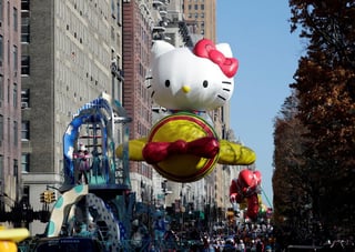 Creada en 1974, la gatita Helly Kitty se ha convertido en ícono global con fans de todas las edades. Sanrio dice que pueden encontrarse 50,000 productos diferentes de la marca vendidos en 130 países. (ARCHIVO)