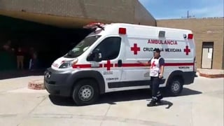 Paramédicos de Cruz Roja trasladaron a Flora “N” a la Unidad de Medicina Familiar número 86, de donde la canalizaron al hospital Amparo Pape, delicada de salud. (ARCHIVO)