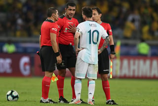 El silbante ecuatoriano Roddy Zambrano (c) fue el encargado de llevar las acciones de la semifinal de la Copa América 2019 en la que se midieron el anfitrión Brasil y la selección argentina. (AP)