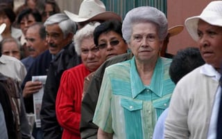 Las pensiones de los trabajadores son las que se ven más afectadas con las comisiones que cobran las Afores. (ARCHIVO)