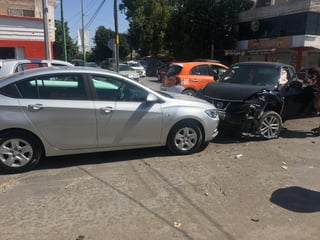 La unidad se impactó contra un vehículo Nissan Juke, de color negro, que circulaba de norte a sur por la avenida Hidalgo. (EL SIGLO DE TORREÓN)
