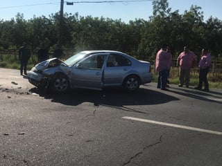 Una mujer resultó lesionada luego de que el vehículo que conducía se impactó contra un tráiler a la altura del ejido El Cariño del municipio de Gómez Palacio. (EL SIGLO DE TORREÓN)