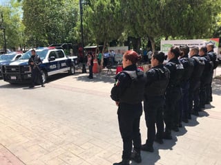 El Ayuntamiento de Lerdo entregó esta mañana patrullas equipadas y uniformes completos a la Dirección de Seguridad Pública Municipal además de que anunció la homologación salarial de depósito directo a cada elemento policiaco. (EL SIGLO DE TORREÓN/ANGÉLICA SANDOVAL)