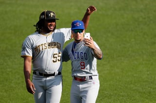 Josh Bell, de los Piratas de Pittsburgh, y Javier Báez, de los Cachorros de Chicago, posan para una foto previo al Juego de las Estrellas que se disputó el pasado martes en Cleveland. (AP)