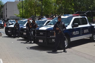 De manera oficial, ayer el Ayuntamiento de Lerdo entregó patrullas nuevas y uniformes completos a Seguridad Pública Municipal. (EL SIGLO DE TORREÓN)