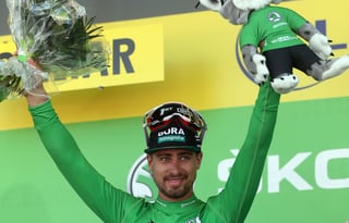 El ciclista eslovaco celebra en el podio tras ganar la quinta etapa del Tour de Francia, celebrada ayer en la ciudad de Colmar. (AP)