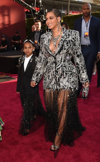 Acompañada. Beyoncé, miembro del elenco de El rey León, llega con su hija Blue Ivy al estreno mundial de la cinta en Los Angeles.