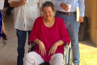 Liliana González Lobo se quedó sin movilidad en sus piernas, y a pesar de realizar actividades para reunir fondos no es suficiente. (CORTESÍA)
