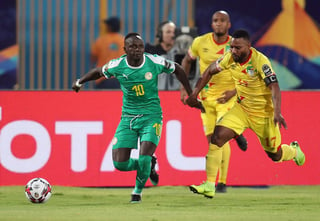 El senegalés Sadio Mané (10) disputa un balón contra el jugador de Benín, Stephane Sessegnon, durante los cuartos de final del torneo. (EFE)